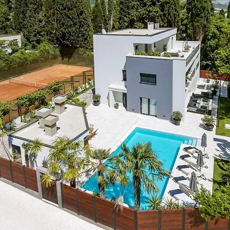 Luxury Velvet Bourbon Split With Pool, Tennis Court &