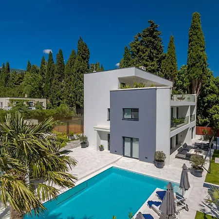Luxury Velvet Bourbon Split With Pool, Tennis Court &