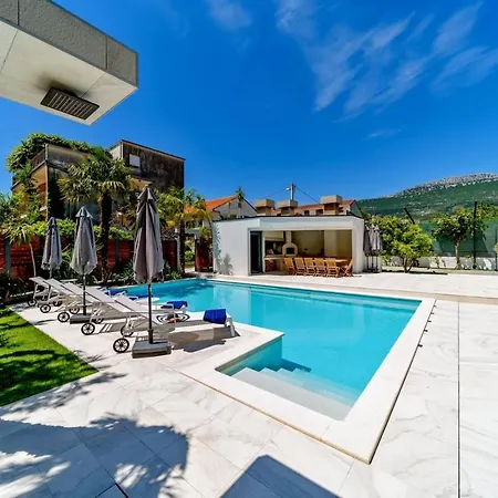 Willa Luxury Velvet Bourbon Split With Pool, Tennis Court &