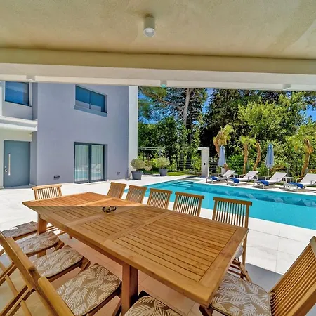 Willa Luxury Velvet Bourbon Split With Pool, Tennis Court &