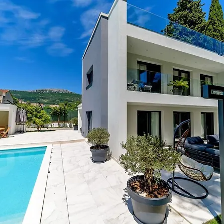 Luxury Velvet Bourbon Split With Pool, Tennis Court & Willa *