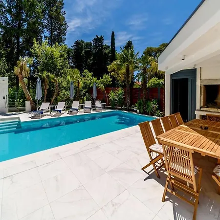 Luxury Velvet Bourbon Split With Pool, Tennis Court & Willa *