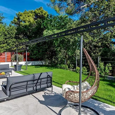 Luxury Velvet Bourbon Split With Pool, Tennis Court & Kaštela