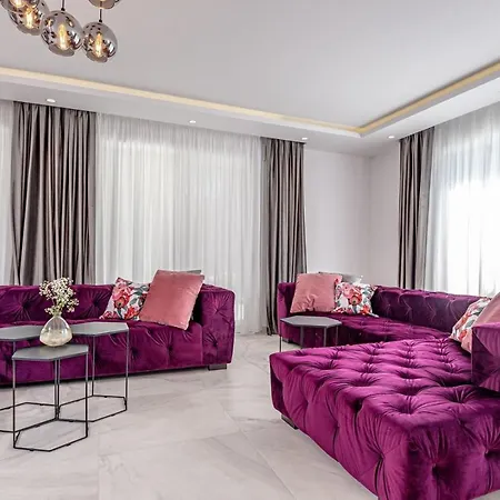 Luxury Velvet Bourbon Split With Pool, Tennis Court & Willa