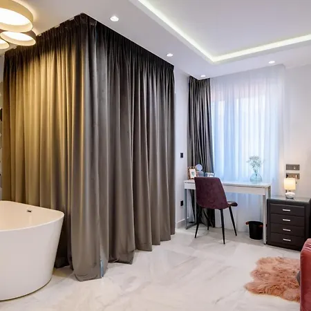 Luxury Velvet Bourbon Split With Pool, Tennis Court & Kaštela